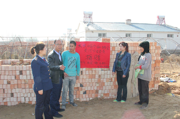 1480057853897212.jpg 精准扶贫再出击 家庭养殖来助力_副本.jpg