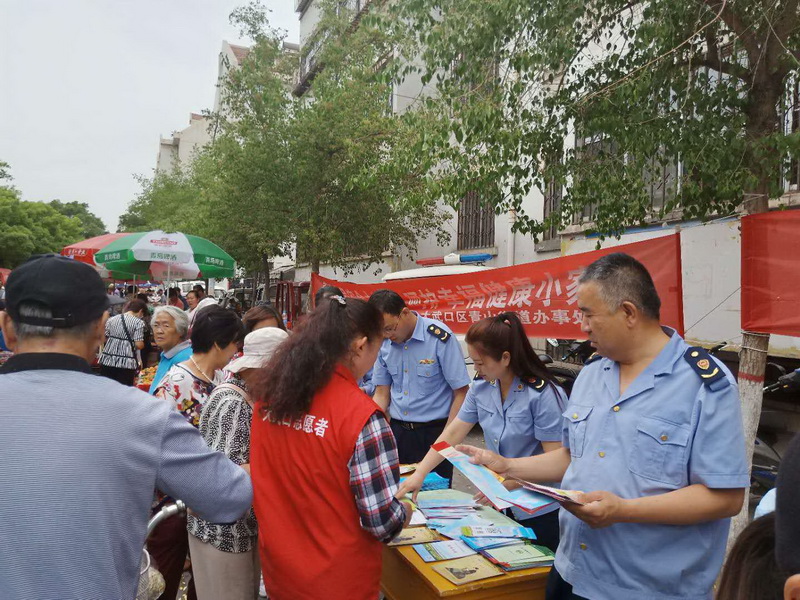 1528680887561952.jpg 7.bt365手机客户端大武口区分局在早市设置宣传站.jpg